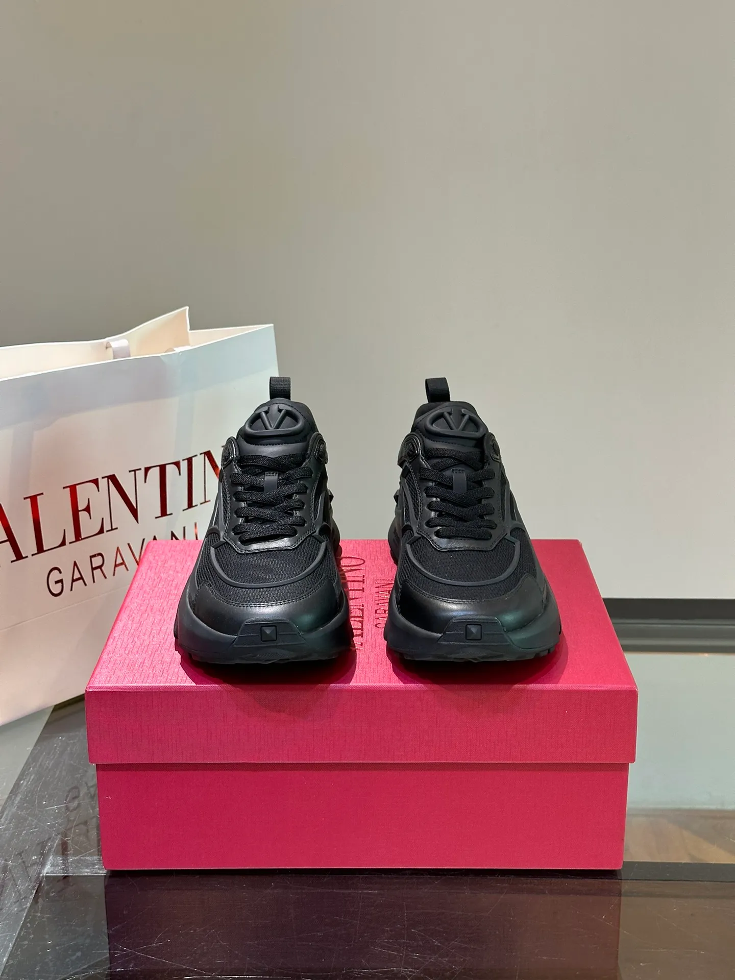 P500¥ Valentino/Valentino GaravaniTotaloopV logo new sports shoes, with leather details, silk screen printing on the tongue, combined with outsole, really easy to wear and very comfortable ~ Comes with 5 cm height increase✔️A must-have pair for fashionable men and beautiful women in summer! Size: 38-46
